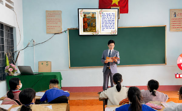 KHi đưa câu chuyện bằng sách lật vào giờ học Lịch suwr, các em rất thích và tập trung lắng nghe
